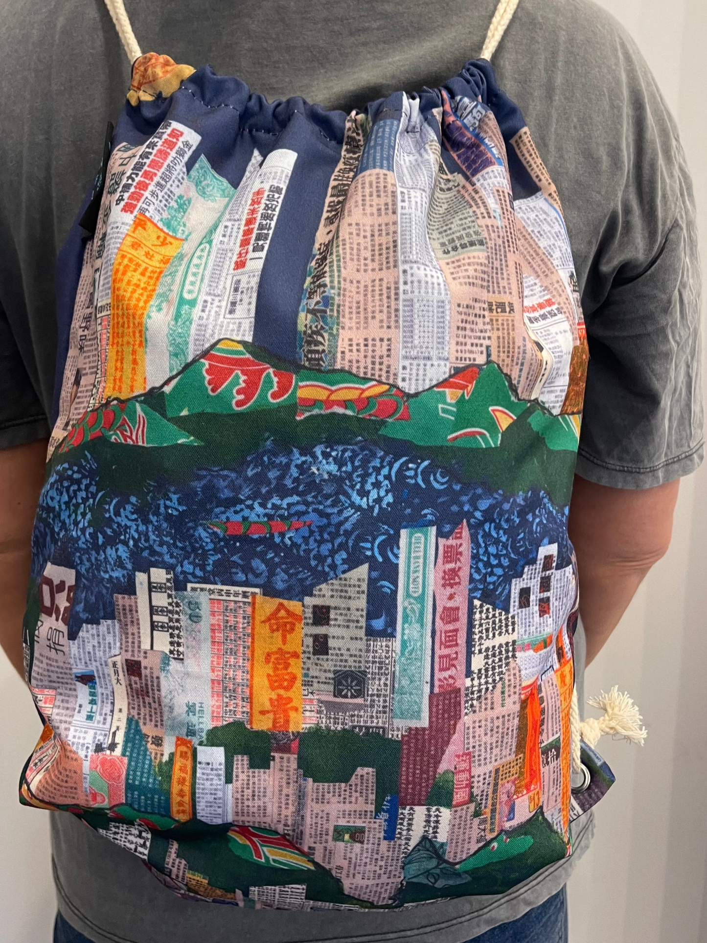 Bolsa de deporte con estampado artístico azul