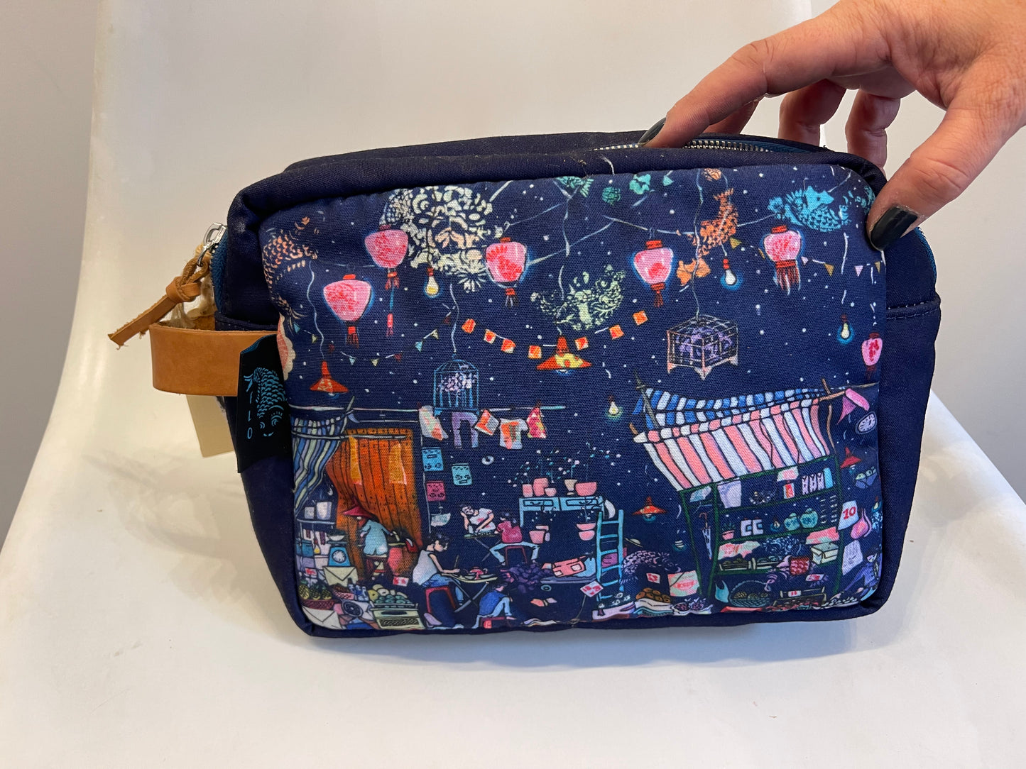 Neceser acolchado con estampado artístico en color azul noche