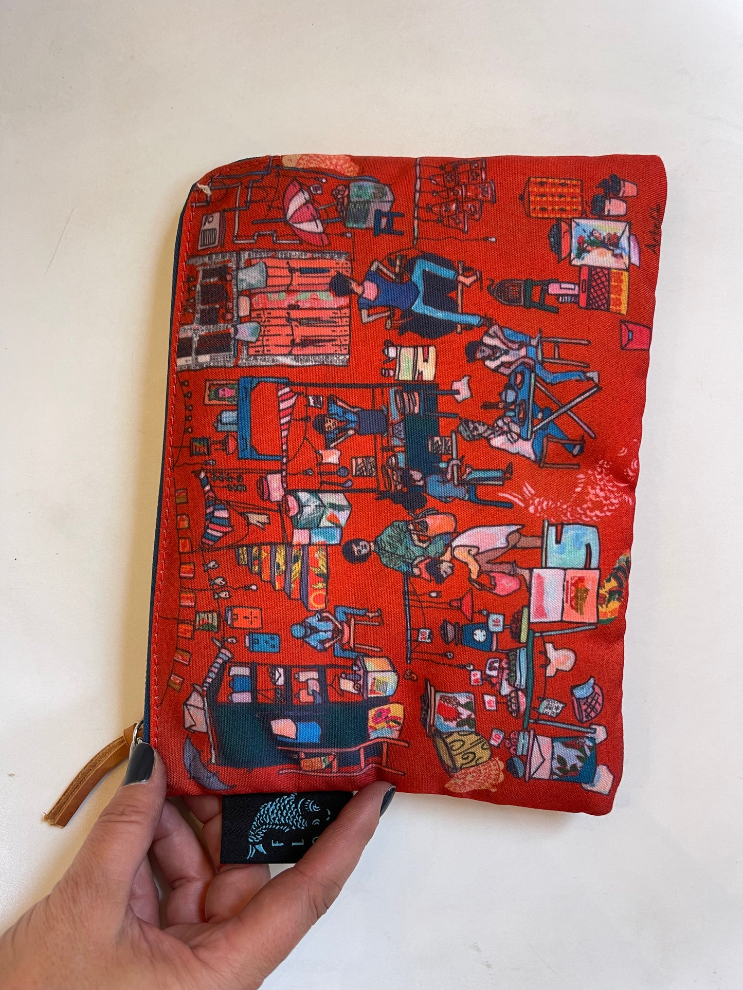 Bolsa acolchada con estampado artístico en color rojo