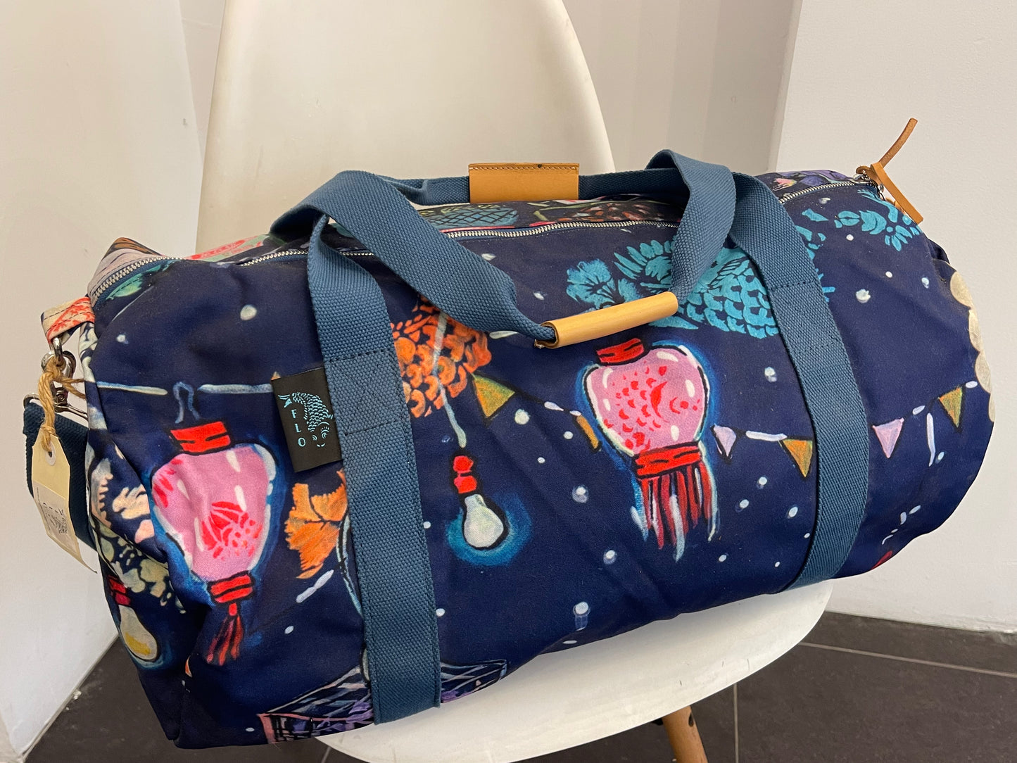 Bolsa de viaje con estampado artístico en azul noche (grande)