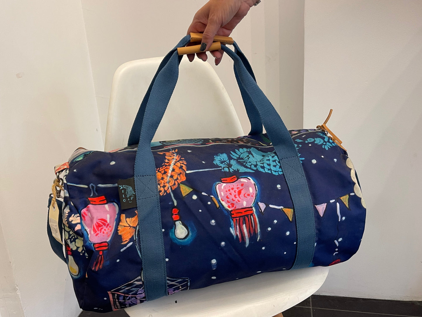 Bolsa de viaje con estampado artístico en azul noche (grande)