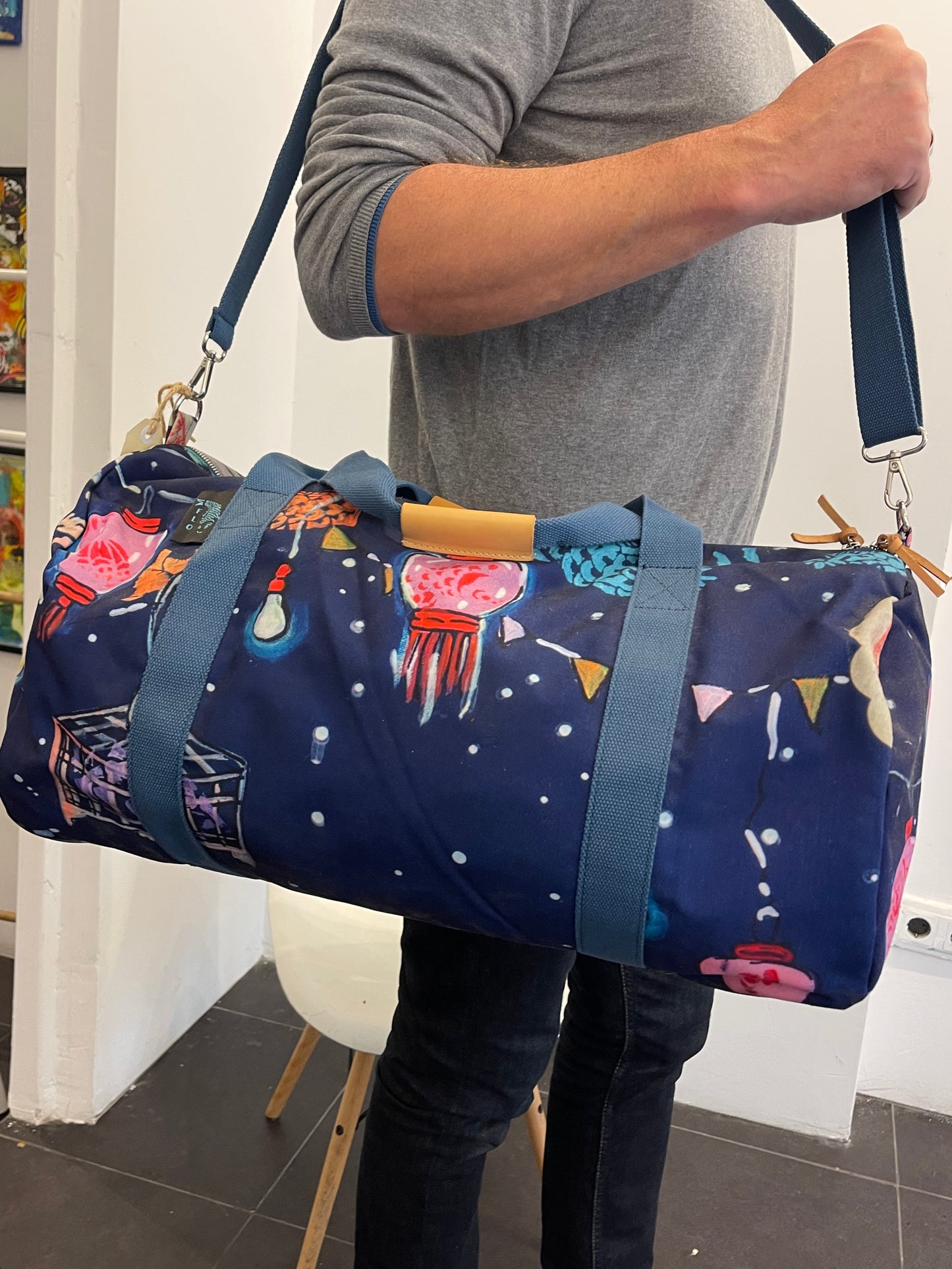 Bolsa de viaje con estampado artístico en azul noche (grande)