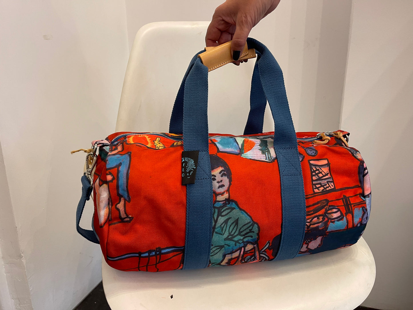 Red artistic printed travel bag (Medium)