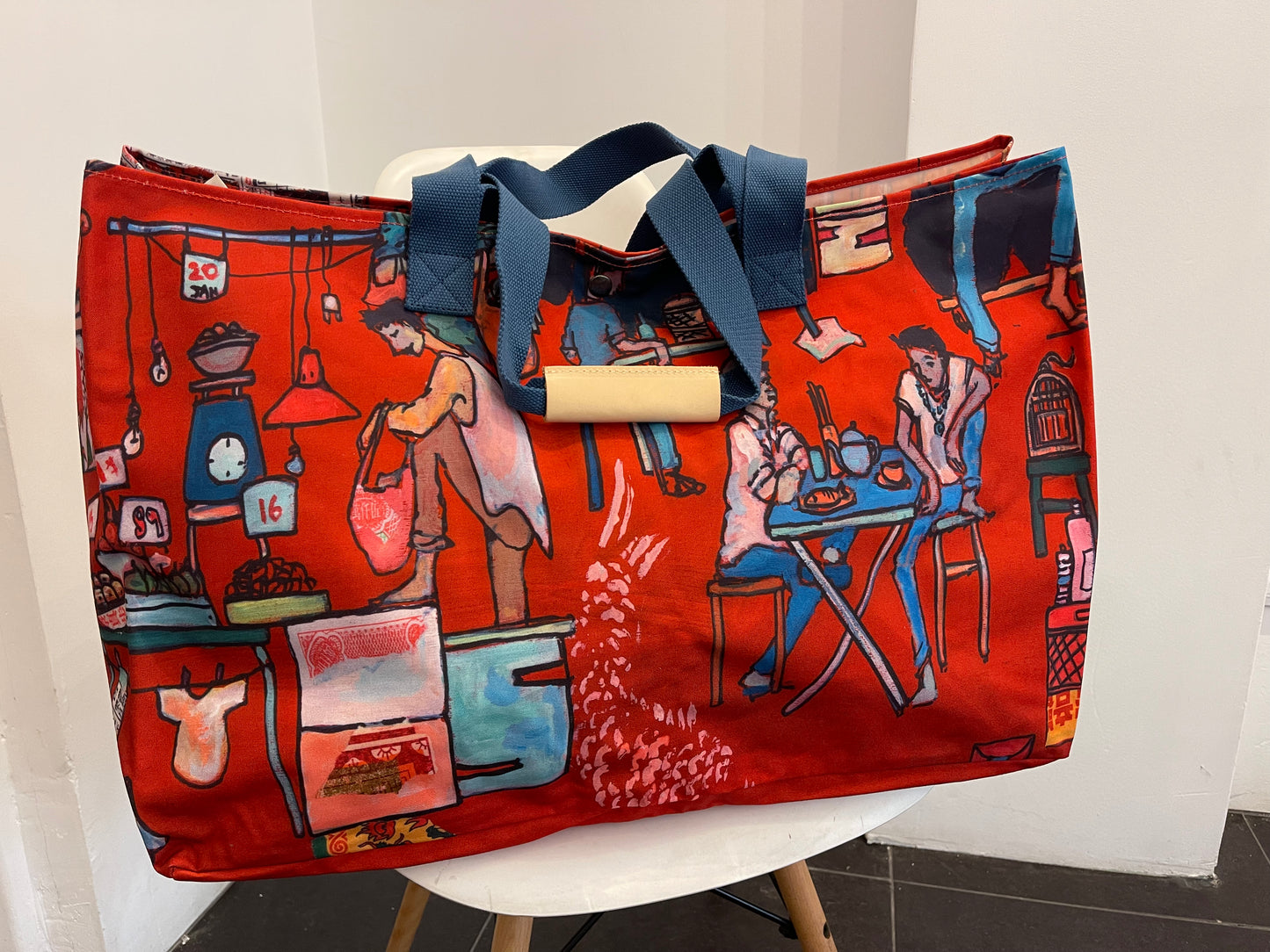 Red artistic printed shopping bag