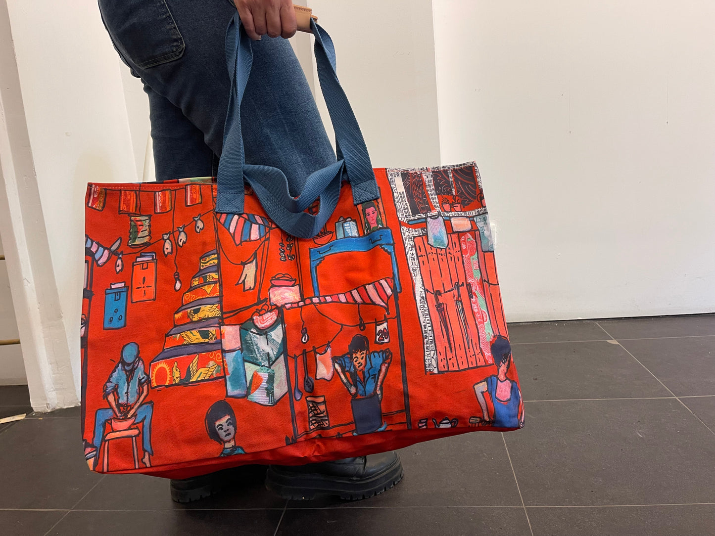 Red artistic printed shopping bag